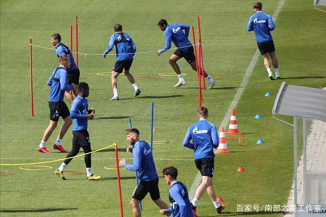 范哈内亨高度评价齐尔克泽：他是顶尖前锋之一